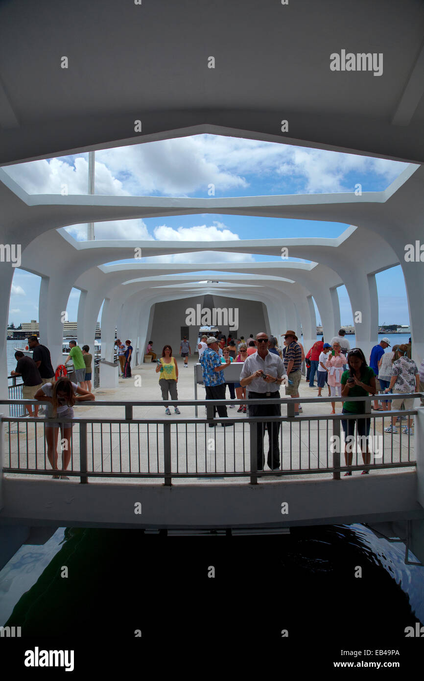 I turisti alla USS Arizona Memorial, Pearl Harbor, Honolulu Oahu, Hawaii, STATI UNITI D'AMERICA Foto Stock