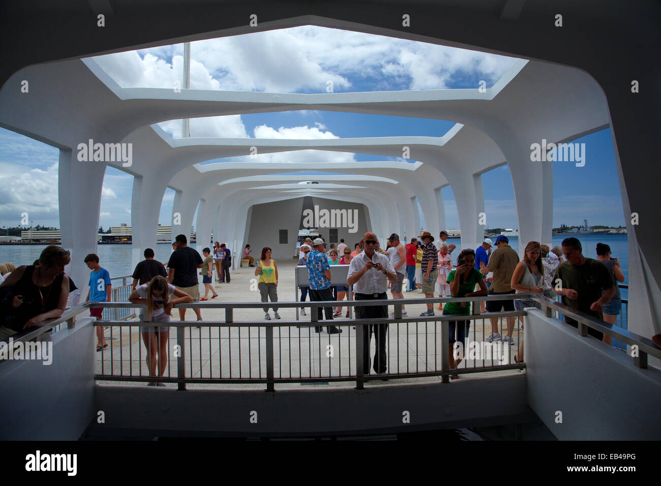I turisti alla USS Arizona Memorial, Pearl Harbor, Honolulu Oahu, Hawaii, STATI UNITI D'AMERICA Foto Stock