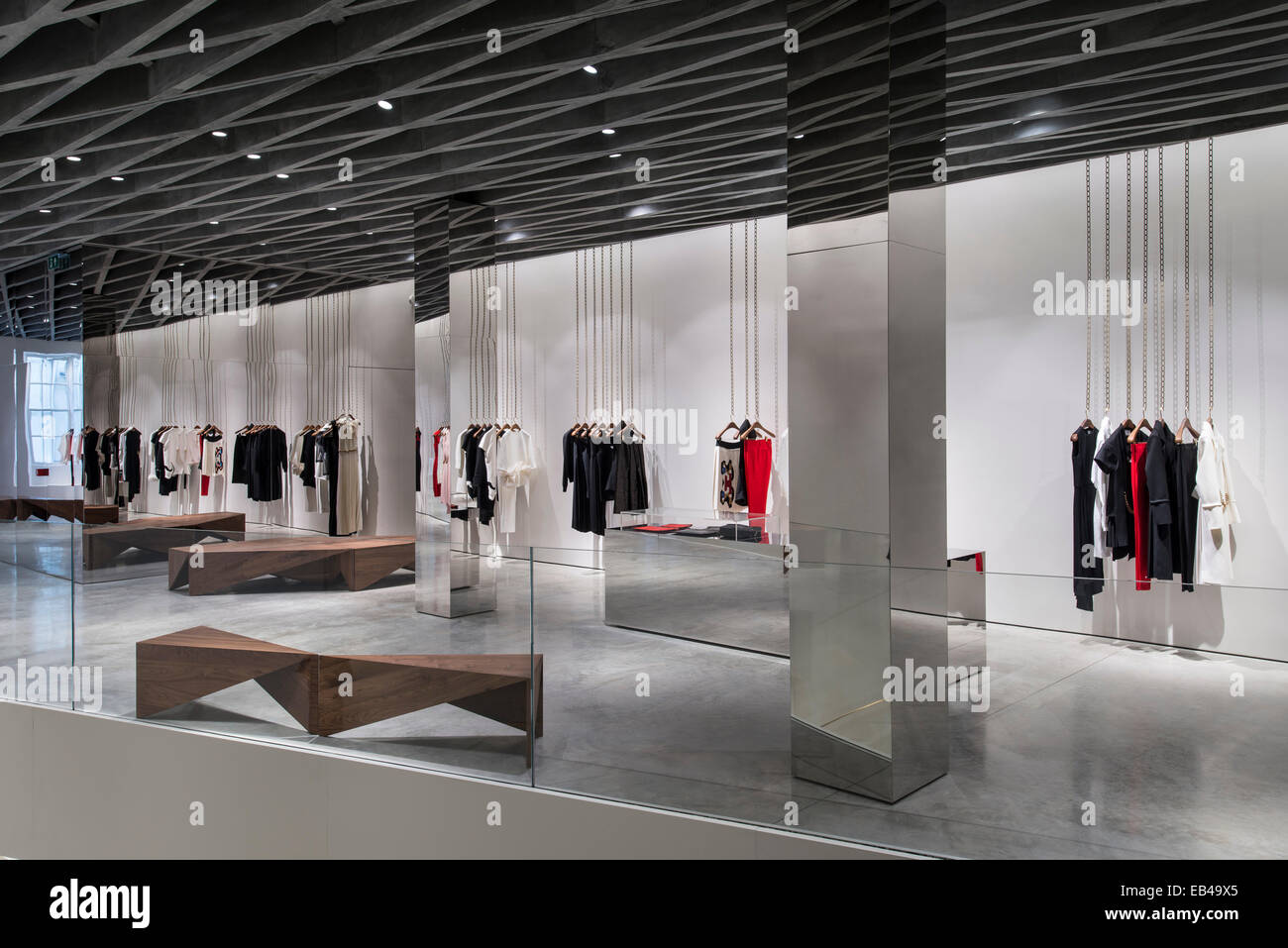 Victoria Beckham Store, Londra, Regno Unito. Architetto: Farshid Moussavi 2014. Primo piano di Victoria Beckham store. Foto Stock