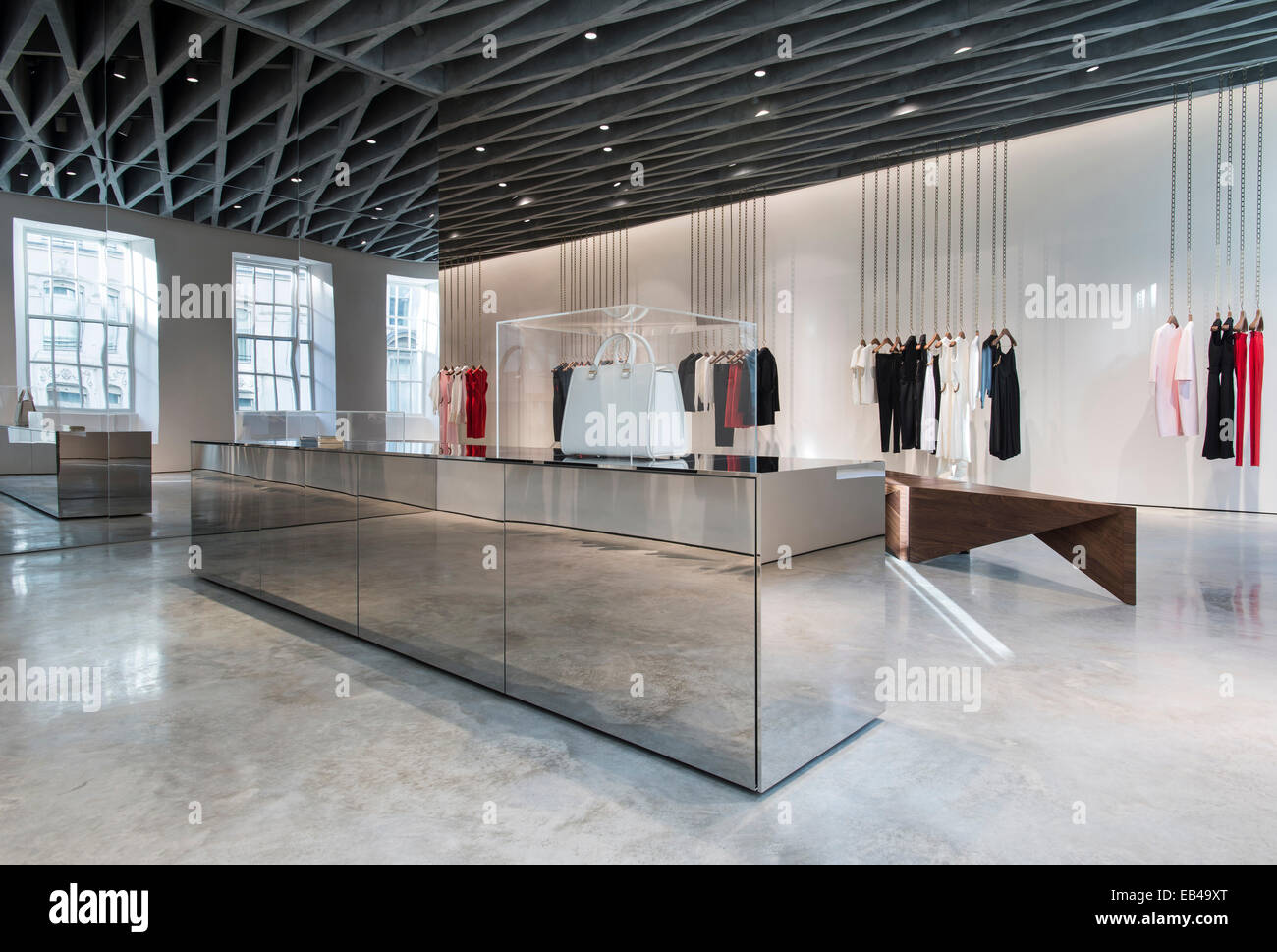 Victoria Beckham Store, Londra, Regno Unito. Architetto: Farshid Moussavi 2014. Primo piano di Victoria Bekham store. Foto Stock