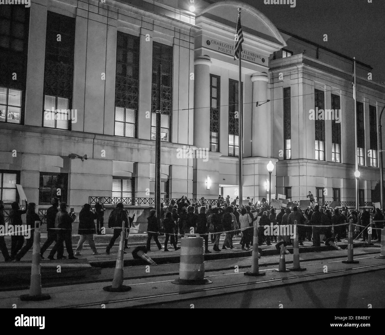 I manifestanti si raccolgono in Charlotte, NC dopo la Michael Brown grand jury trovare. Foto Stock