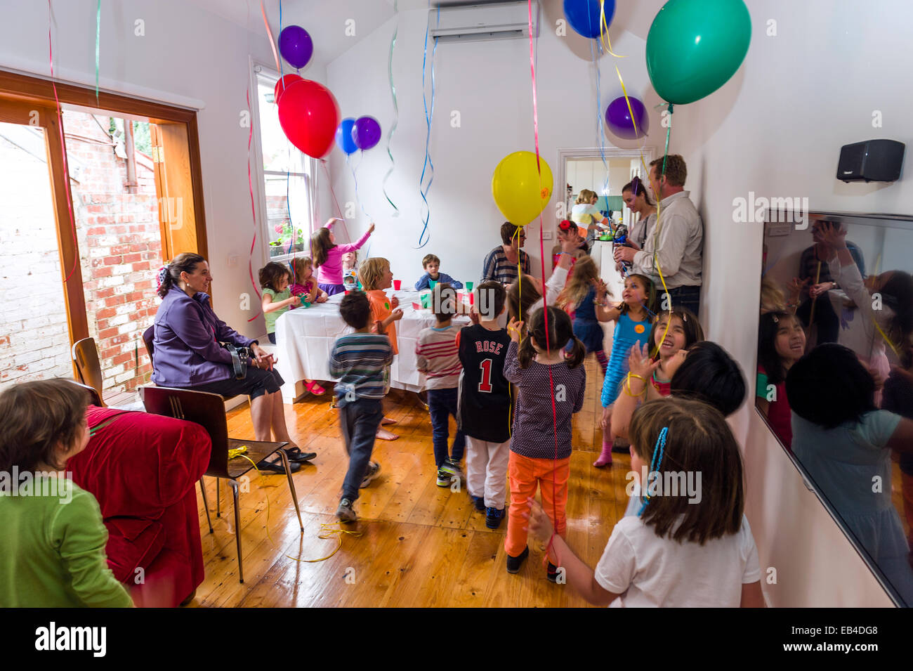 Bambini che giocano con palloncini a una festa di compleanno. Foto Stock