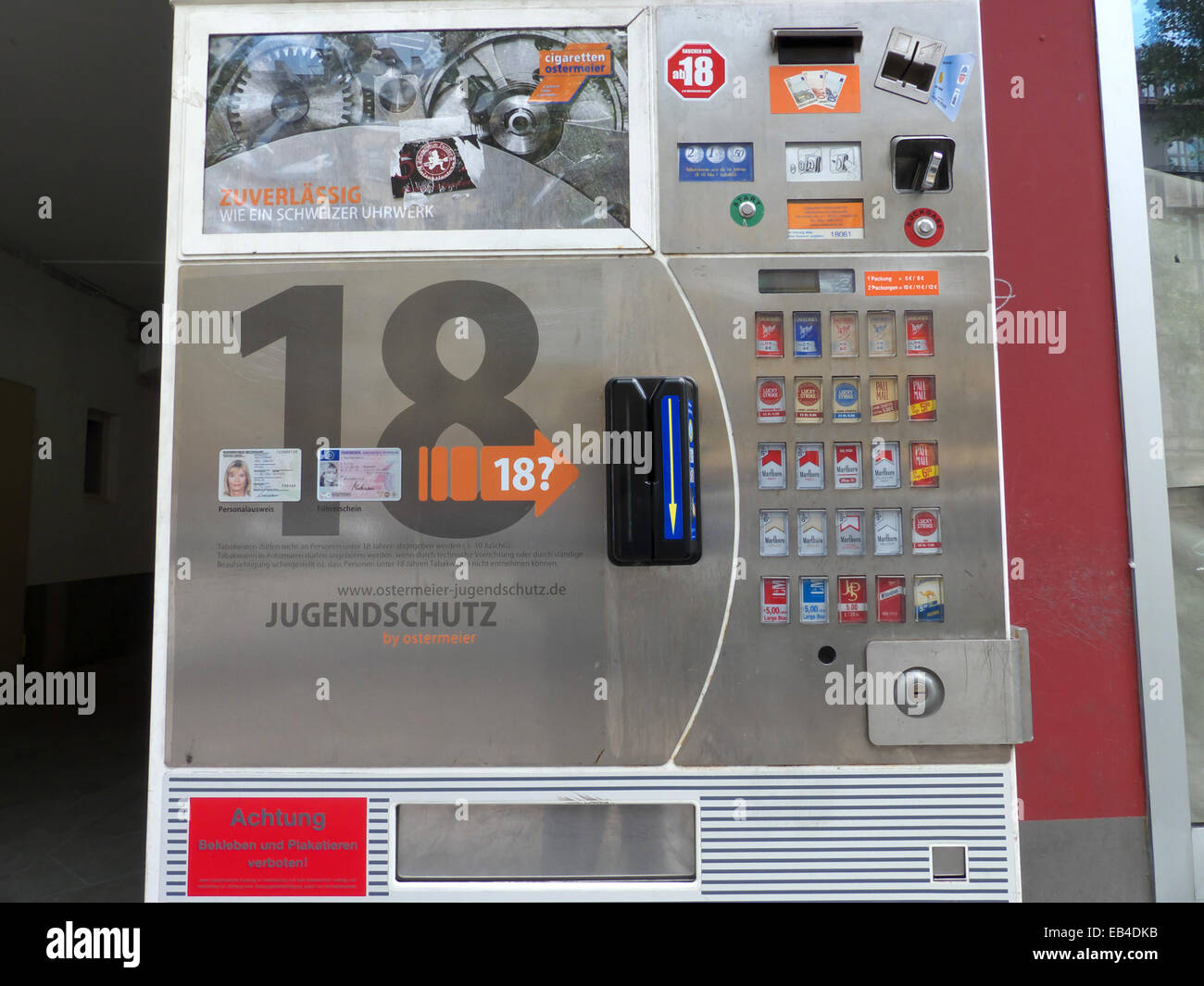 Sigaretta macchina automatica vendita al di sotto dei 18 anni è vietato Foto Stock