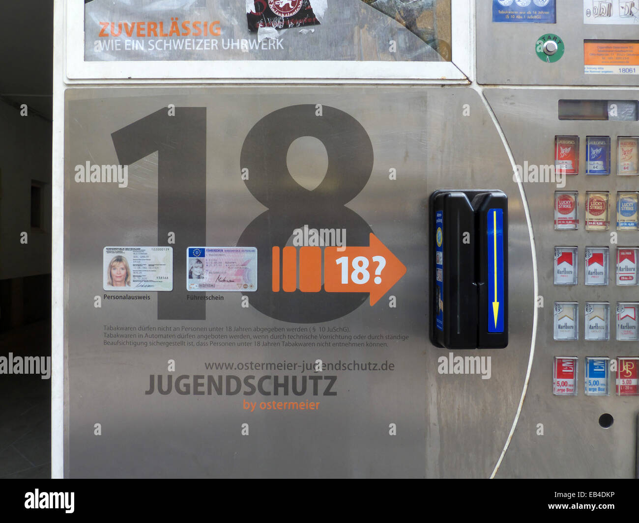 Sigaretta macchina automatica vendita al di sotto dei 18 anni è vietato Foto Stock