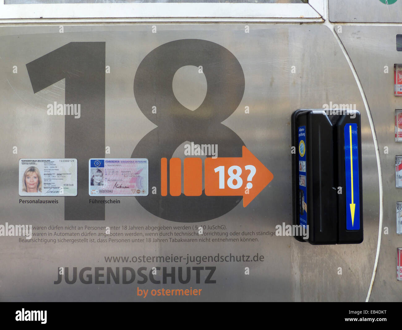 Sigaretta macchina automatica vendita al di sotto dei 18 anni è vietato Foto Stock