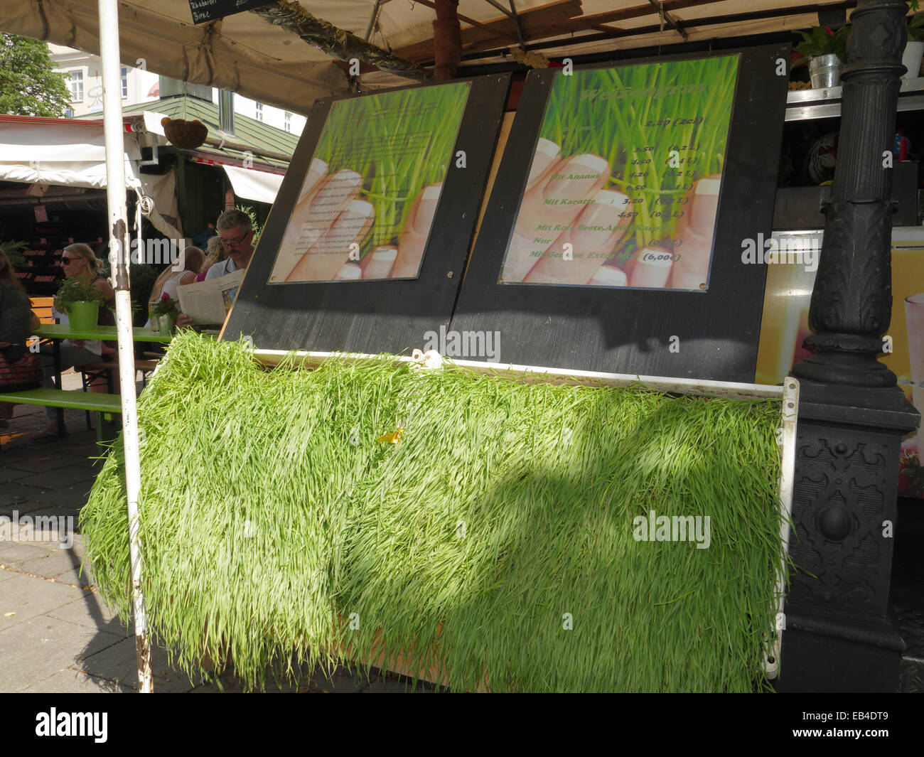 Erba di frumento fornitore succo Viktualienmarkt mercato all'aperto Monaco di Baviera Germania Europa Foto Stock
