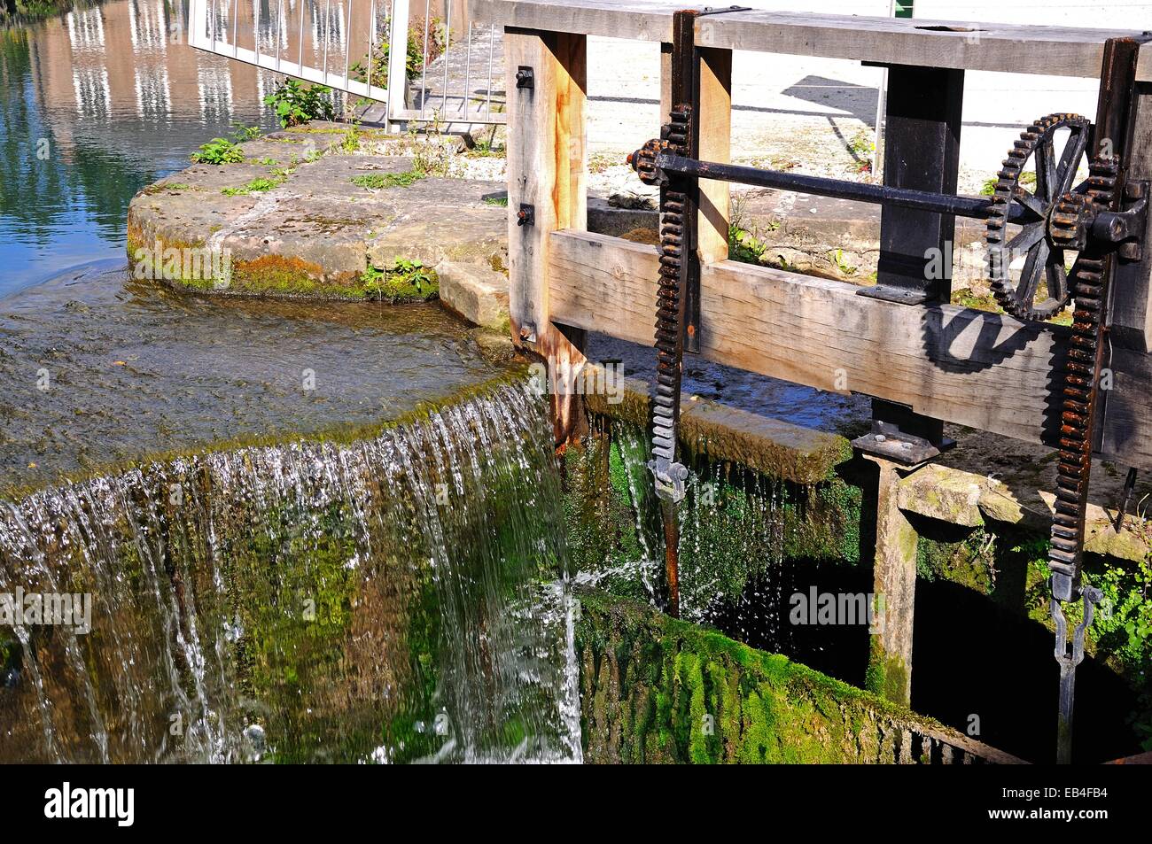 Saracinesca meccanismo a Cromford Mill (acqua alimentata la filatura del cotone mill), Cromford, Derbyshire, Inghilterra, Regno Unito, Europa occidentale. Foto Stock