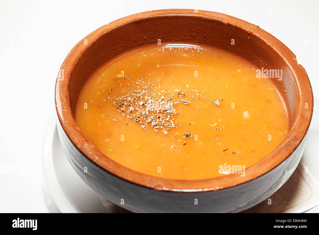 Tradizionale zuppa serba servita nel retro vintage piatto. Foto Stock