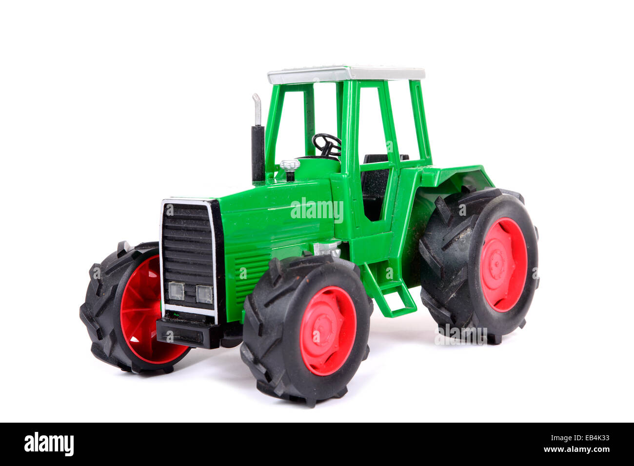 Green Farm giocattolo del trattore su sfondo bianco Foto Stock