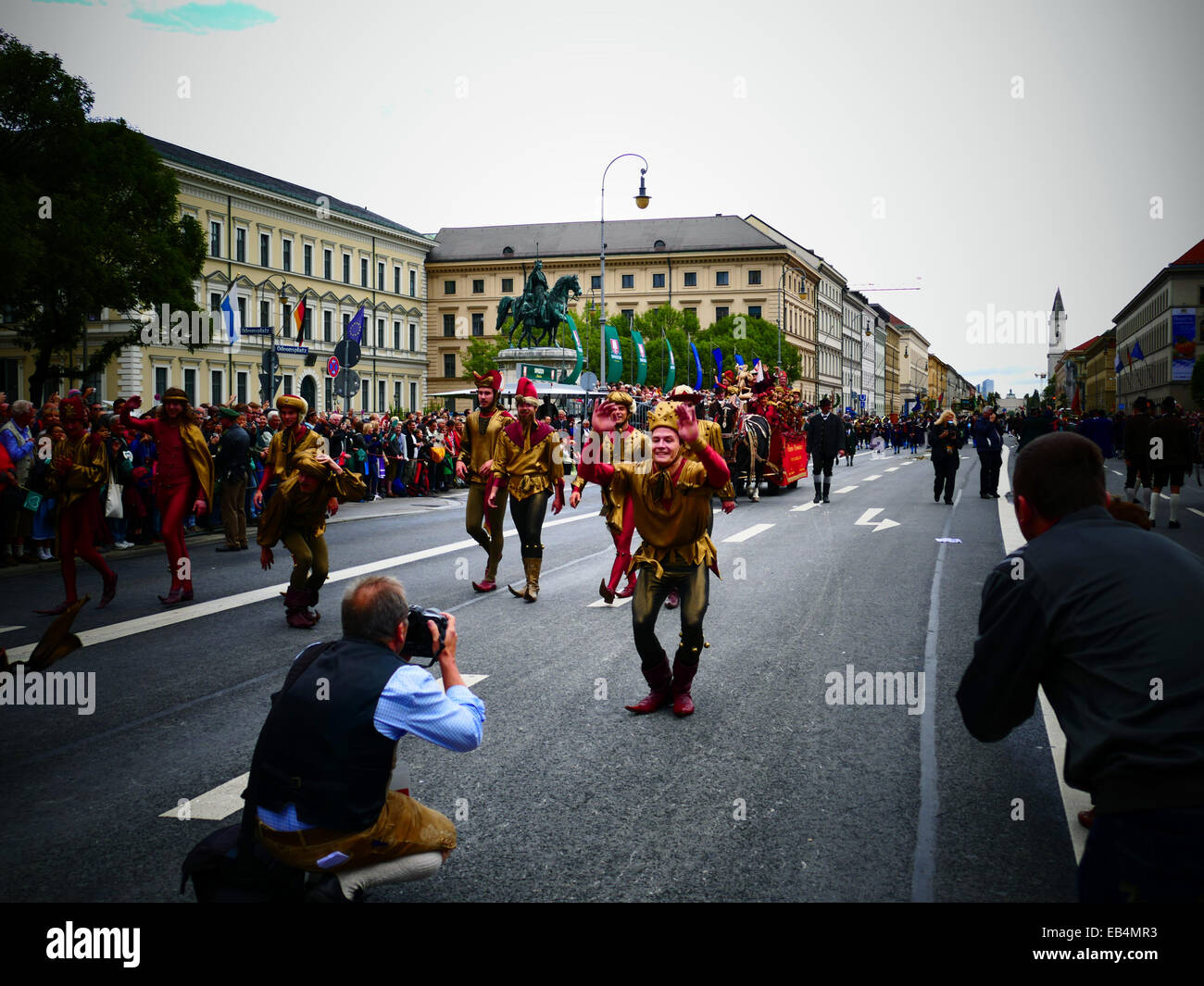 Germania Monaco di Baviera - Festa della birra Oktoberfest Oktoberfest Parade processione 2014 Fotografo fotografare il gruppo dei burattini Foto Stock