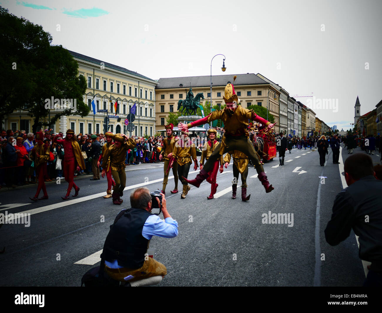 Germania Monaco di Baviera - Festa della birra Oktoberfest Oktoberfest Parade processione 2014 Fotografo fotografare il gruppo dei burattini Foto Stock