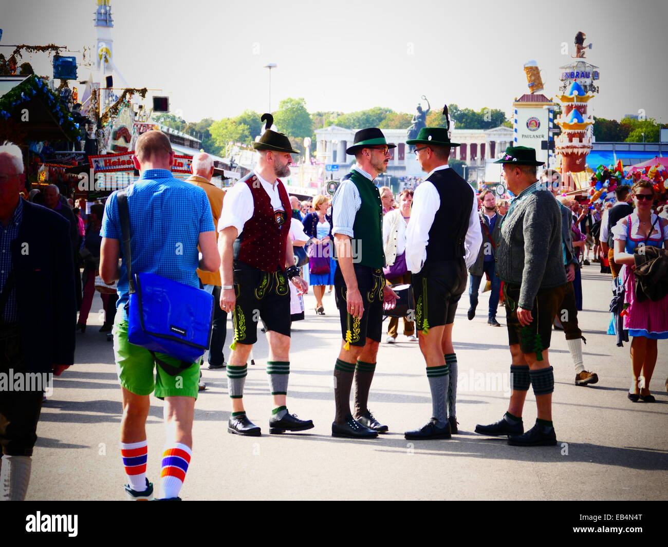 Germania Monaco di Baviera - Festa della birra Oktoberfest Oktoberfest Fiera 2014 visitatori in Lederhosen pantaloni in pelle per scattare delle foto in fr Foto Stock