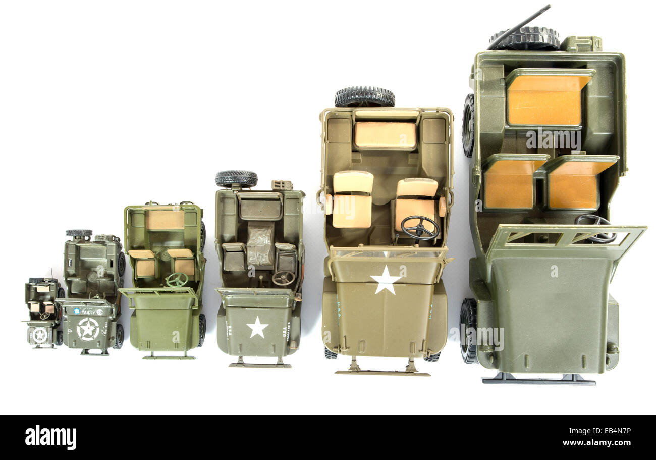 I veicoli militari giocattoli su sfondo bianco Foto Stock