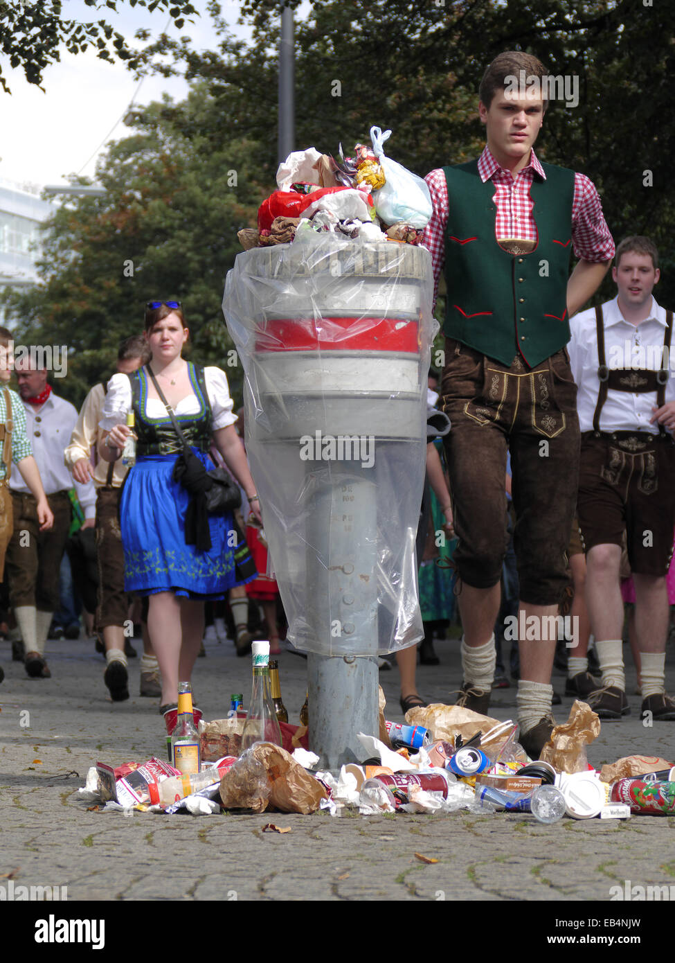 Germania affollata la folla a piedi per Monaco di Baviera - Festa della birra Oktoberfest Oktoberfest Foto Stock
