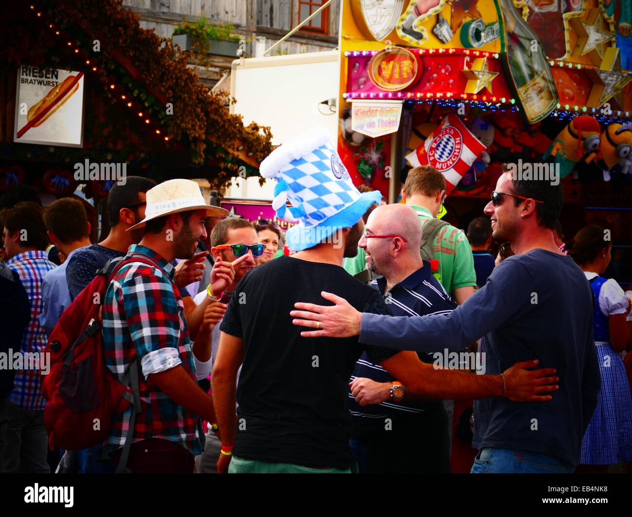 Germania Monaco di Baviera - Festa della birra Oktoberfest Oktoberfest Fiera 2014 Turisti con birra Hat felice di parlare Foto Stock