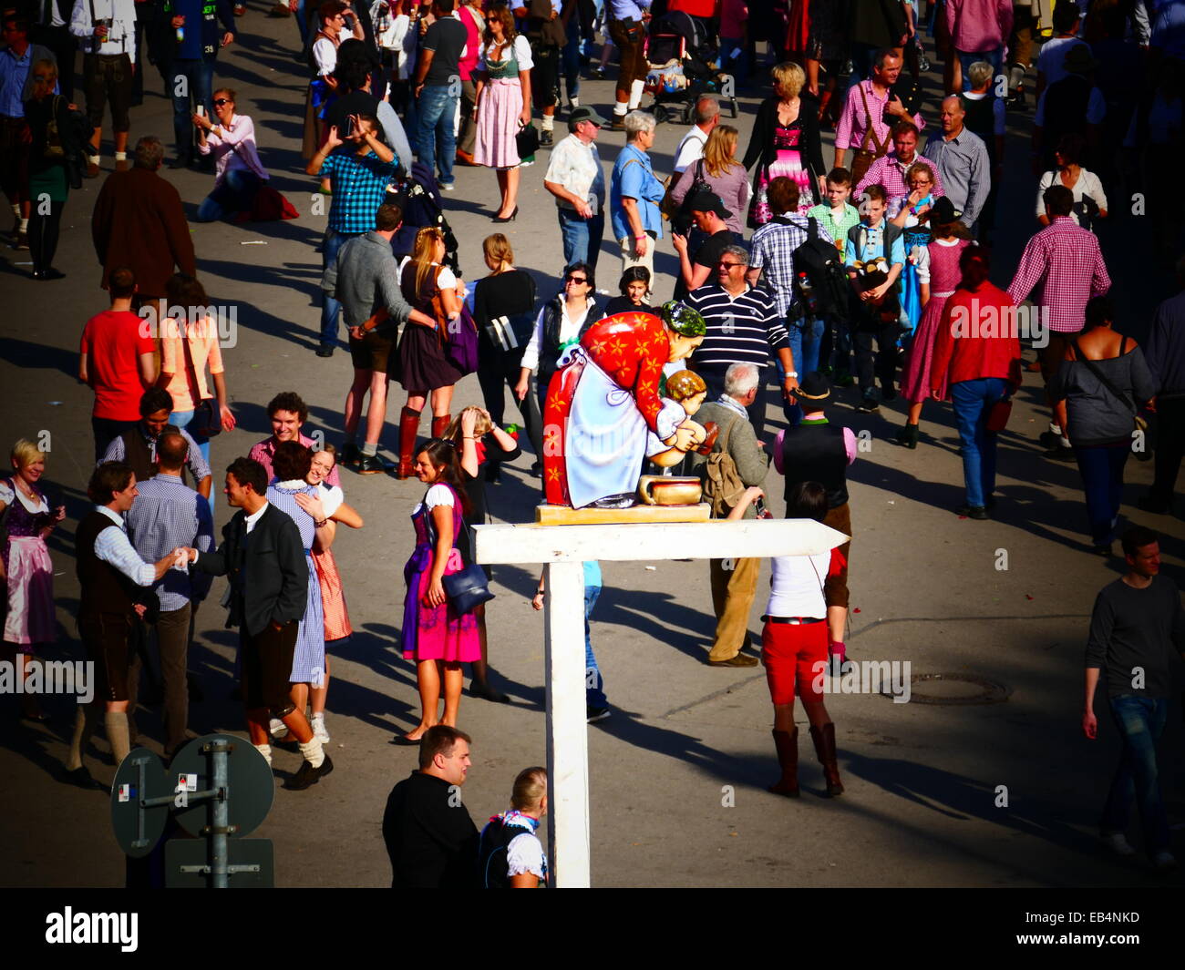 Germania affollata la folla a piedi per Monaco di Baviera - Festa della birra Oktoberfest Oktoberfest Foto Stock