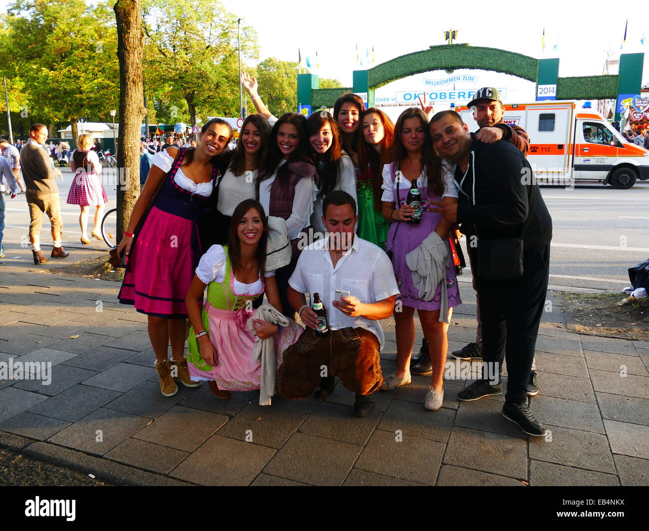Germania Monaco di Baviera - Festa della birra Oktoberfest Oktoberfest Fiera 2014 Turisti foto di gruppo tenendo Foto Stock