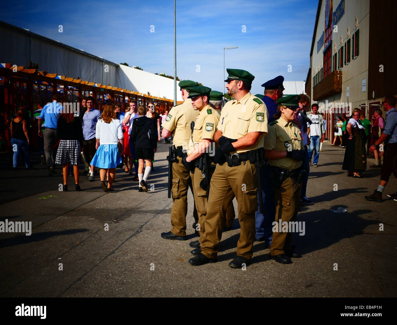 Germania Monaco di Baviera - Festa della birra Oktoberfest Oktoberfest Fiera 2014. Forze di polizia sono rappresentati in grande angolo per proteggere il FES Foto Stock