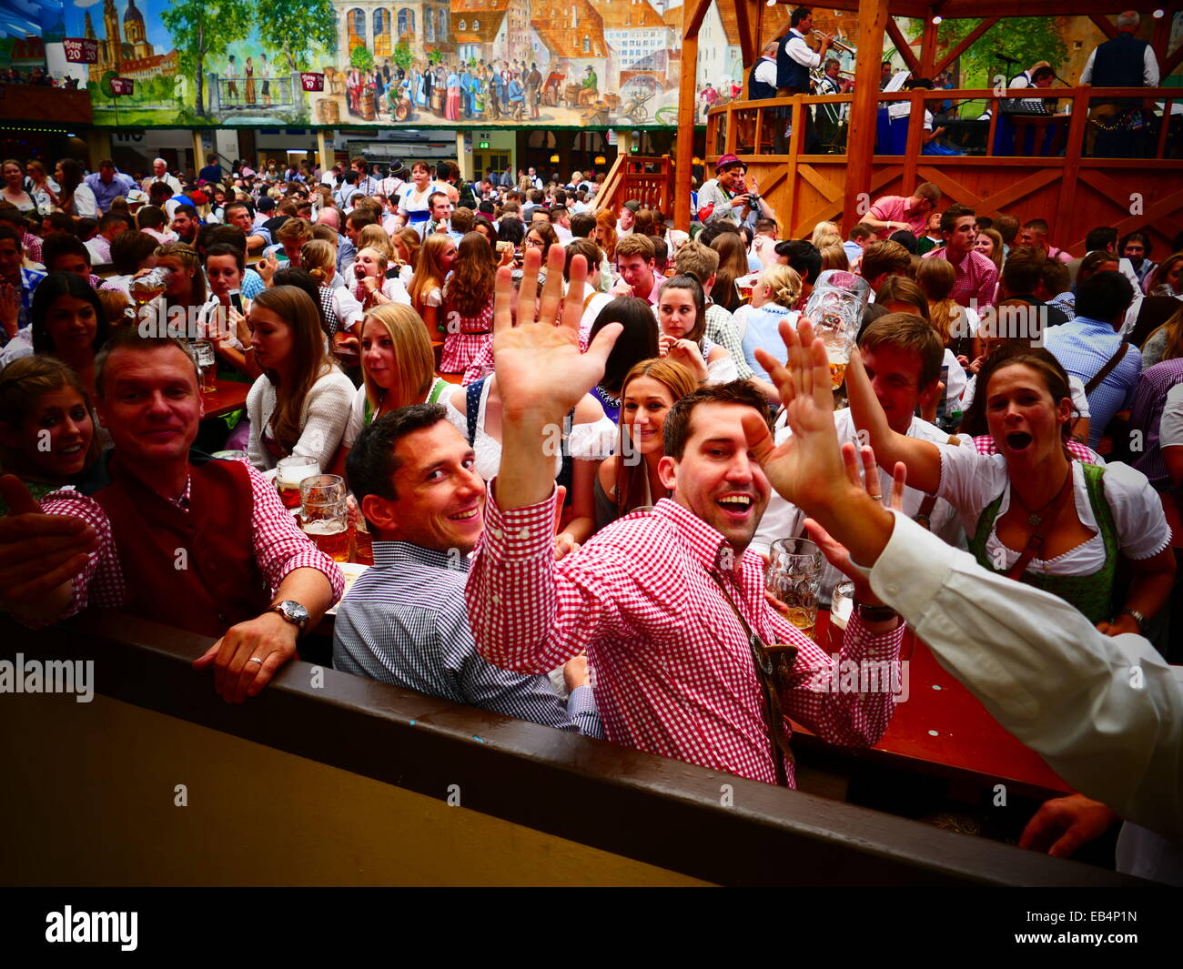 Germania Monaco di Baviera - Festa della birra Oktoberfest Oktoberfest Fiera 2014 Felice i visitatori nella tenda della birra Foto Stock