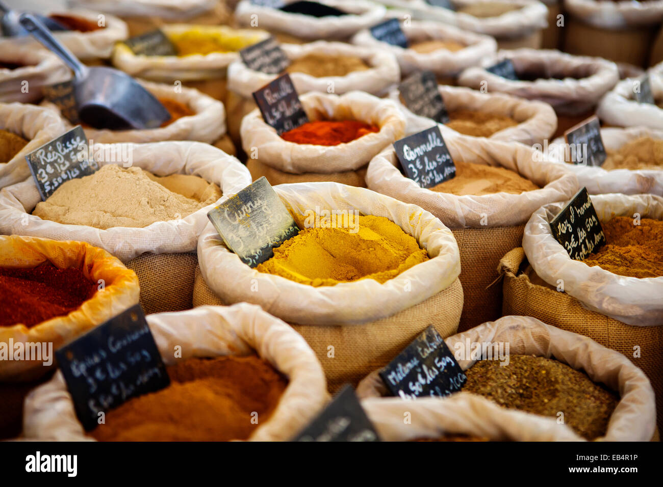 Spezie sul mercato in Provenza, Francia Foto Stock