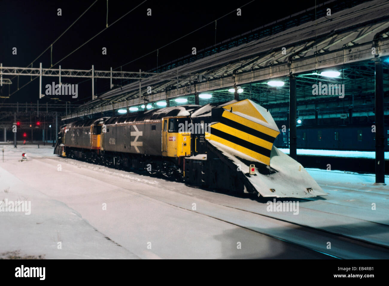 Due british rail locomotive diesel equipaggiato con spartineve nella neve profonda alla stazione di rugby Inghilterra Regno Unito Foto Stock