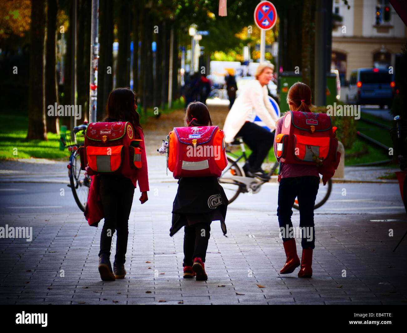 Dopo la scuola i bambini I bambini tornando a casa in foglie di autunno colore Foto Stock