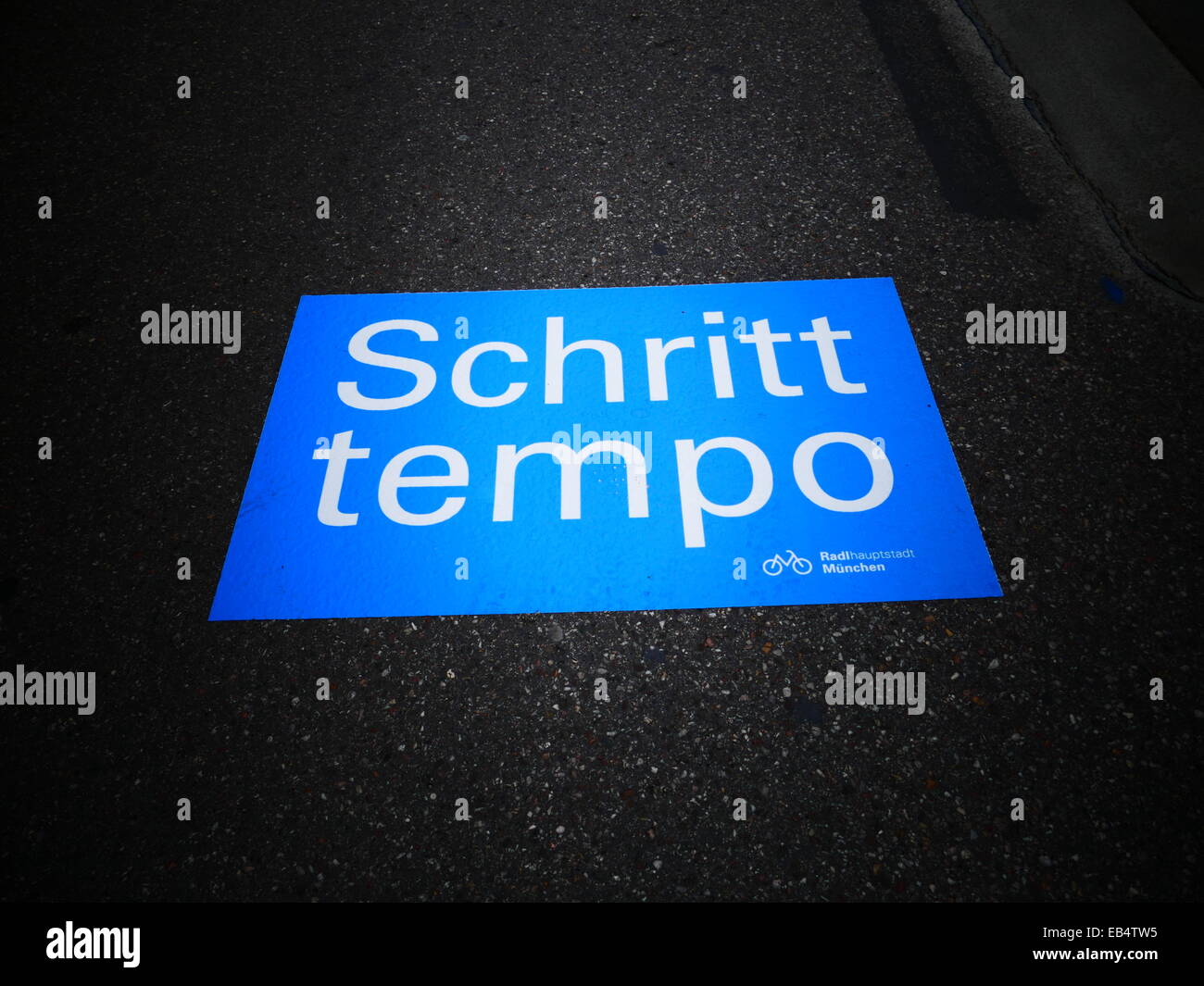 Pista ciclabile la velocità di cammino si prega di Foto Stock