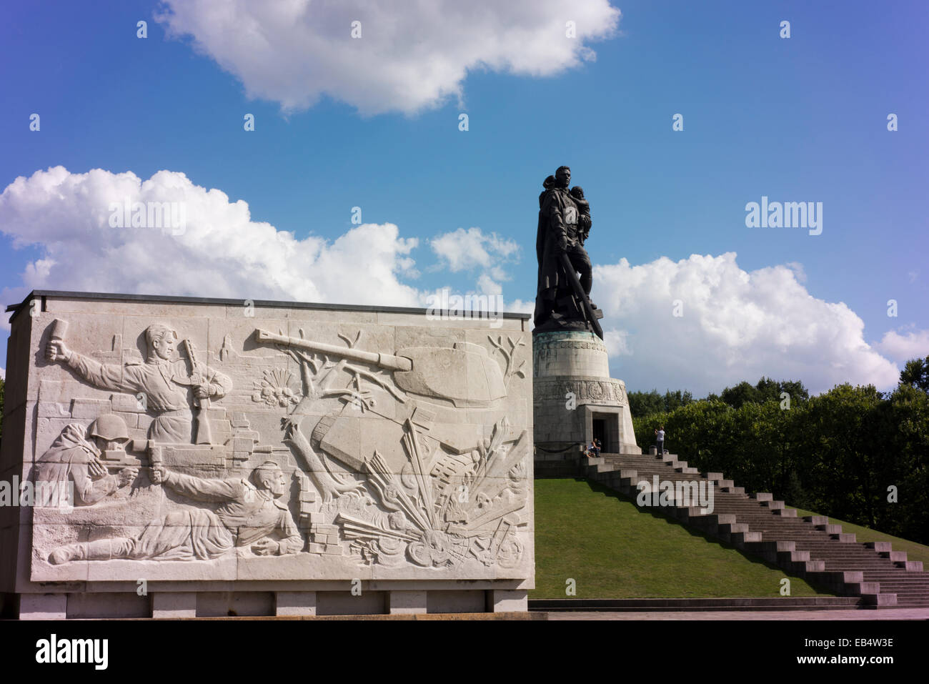 Treptower Park, un'era sovietica memoriale per i soldati russi che morirono nella battaglia di Berlino alla fine della prima guerra mondiale 2. Foto Stock