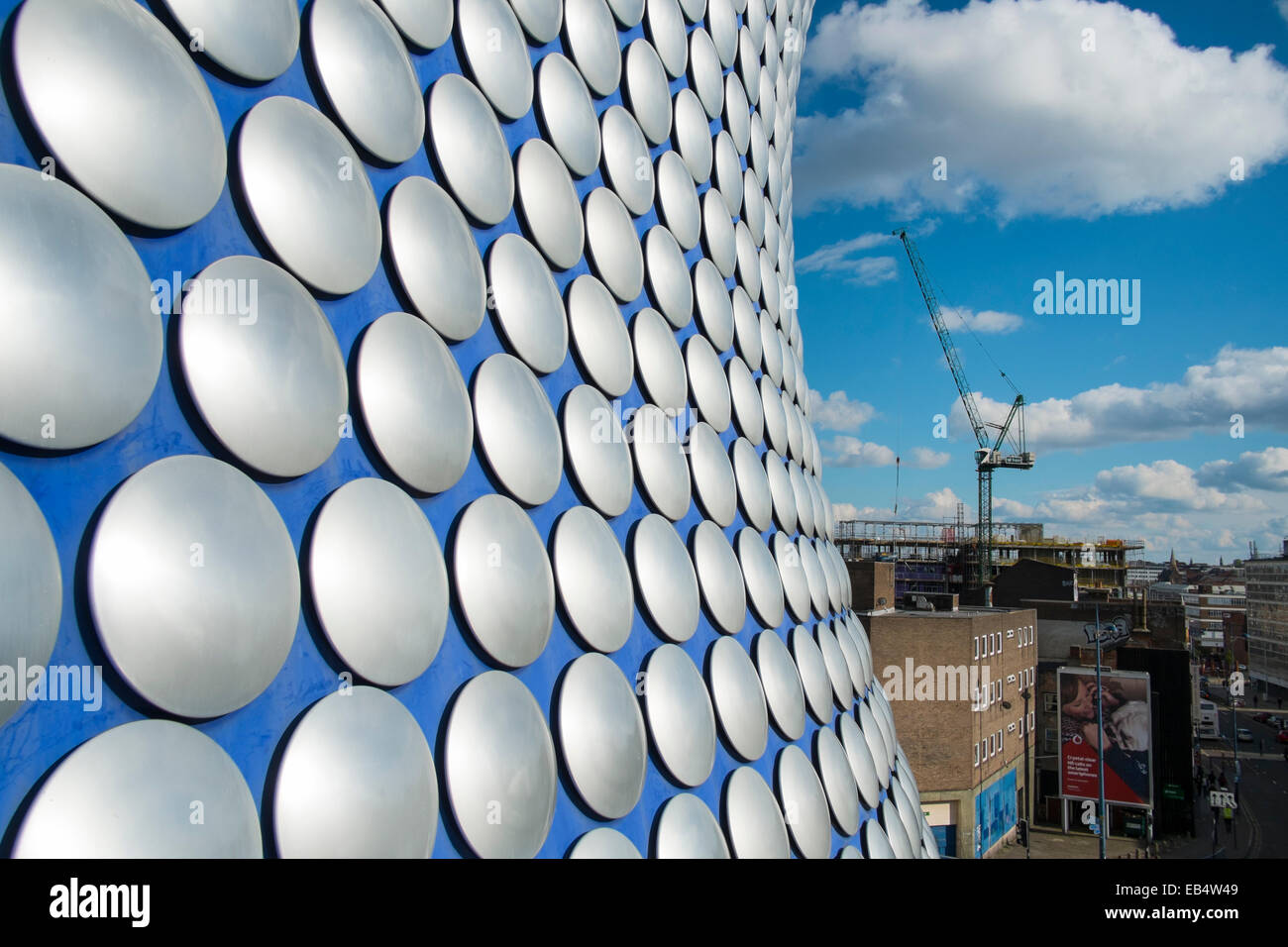 La dal grande magazzino Selfridges building in Birmingham Bull Ring con gru da cantiere, West Midlands, England, Regno Unito Foto Stock