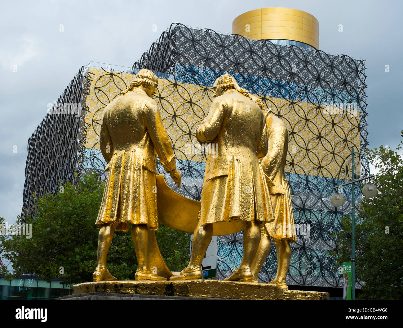 I padri fondatori di una scultura in Broad Street, Birmingham con la Biblioteca di Birmingham in background, West Midlands, Inghilterra, Foto Stock