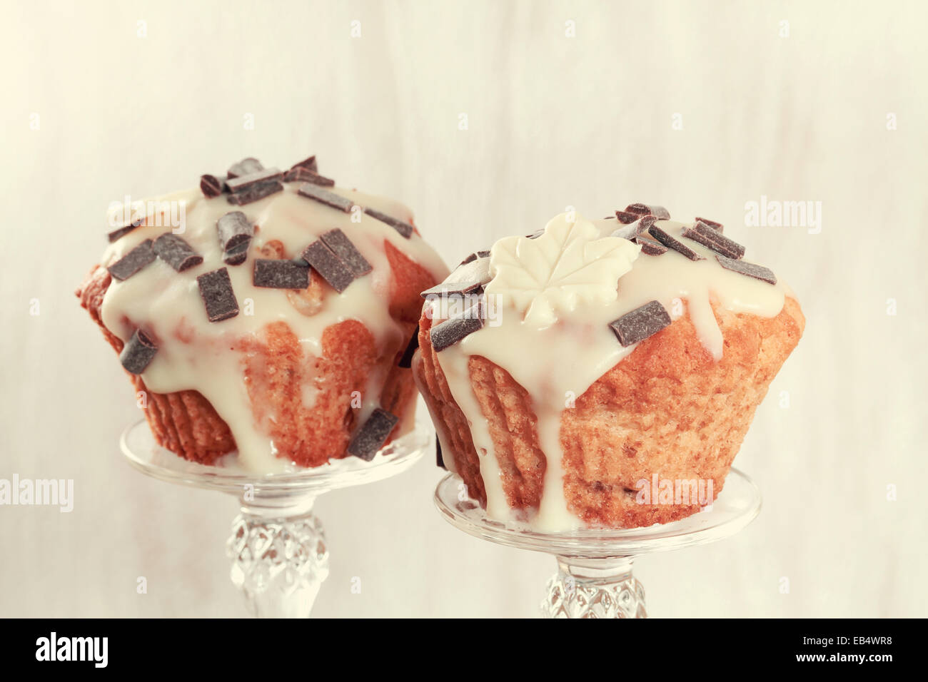 Deliziosi muffin al cioccolato decorazione. Tonica immagine. Foto Stock