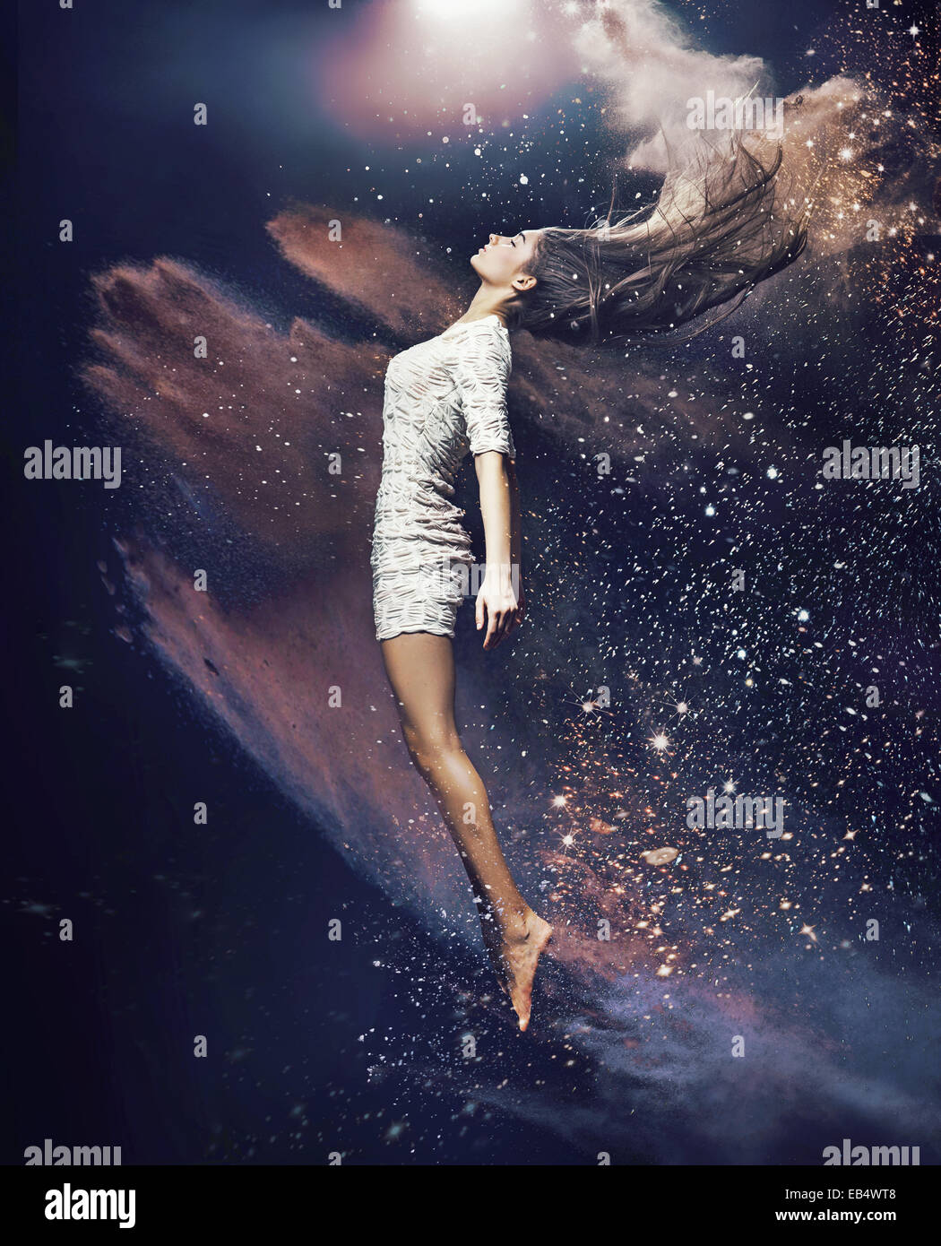 Slim, montare ballerina tra la polvere Foto Stock