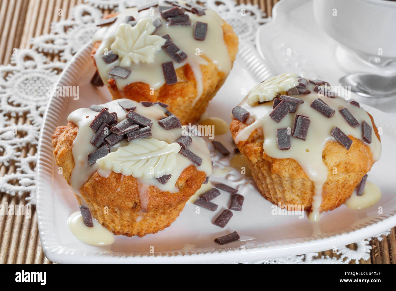 Deliziosi muffin con decoro di cioccolato Foto Stock