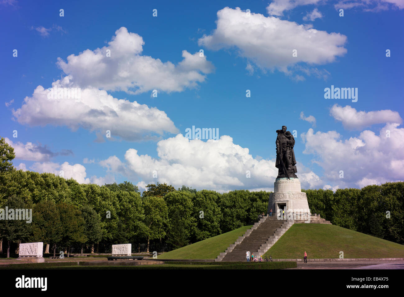 Treptower Park, un'era sovietica memoriale per i soldati russi che morirono nella battaglia di Berlino alla fine della prima guerra mondiale 2. Foto Stock