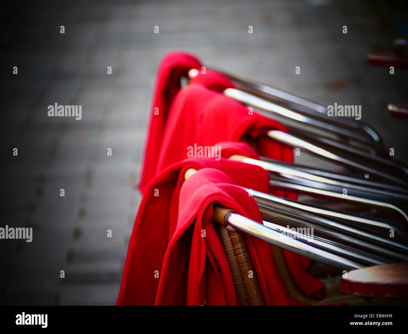 Red coperte appeso su sedie per raffreddare autunno Meteo Foto Stock