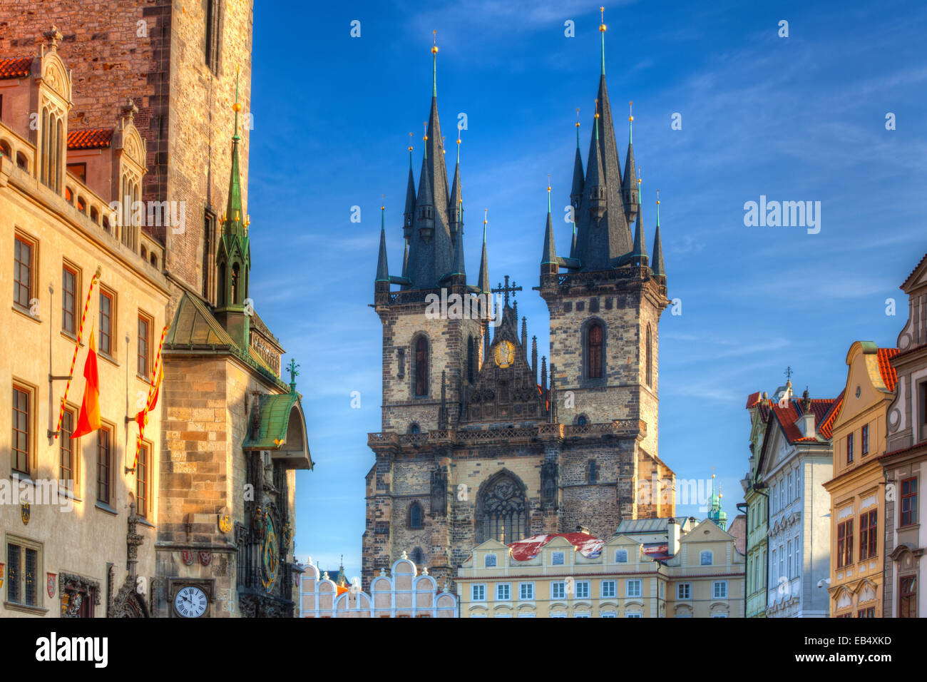 La chiesa gotica della Madre di Dio davanti al Tyn nella Piazza della Città Vecchia di Praga, Repubblica Ceca - Foto HDR Foto Stock
