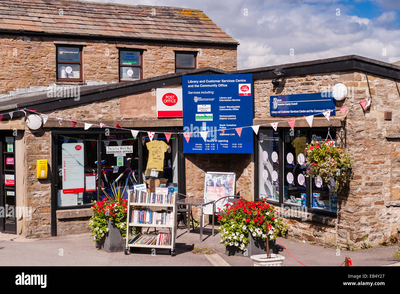 La Biblioteca e ufficio postale a Hawes , Wensleydale , nel Yorkshire Dales nello Yorkshire , Inghilterra , Inghilterra , Regno Unito Foto Stock