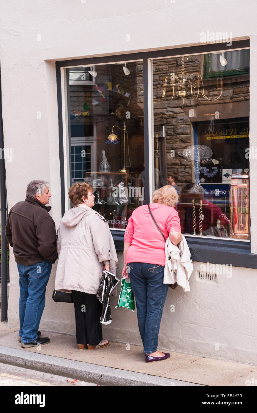 Window shopping a Hawes , Wensleydale , nel Yorkshire Dales nello Yorkshire , Inghilterra , Inghilterra , Regno Unito Foto Stock