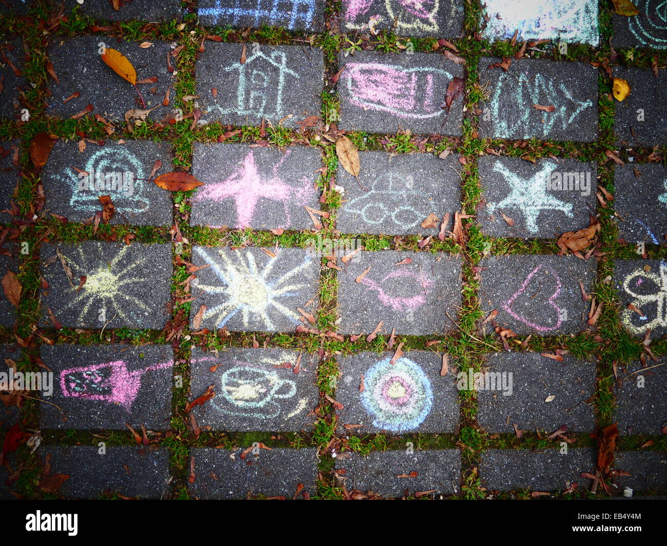 Germania Monaco di Baviera Scuola Kids Bambini chalk disegno dipinto sul pavimento Foto Stock