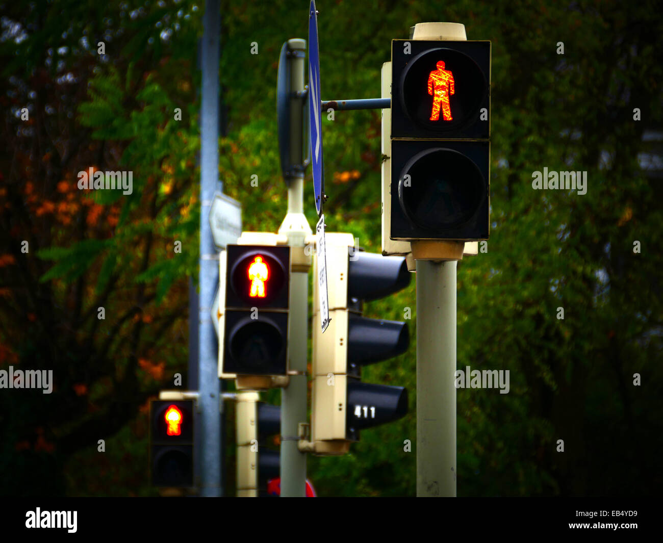 3 semafori in un rotolo Rosso Verde Foto Stock
