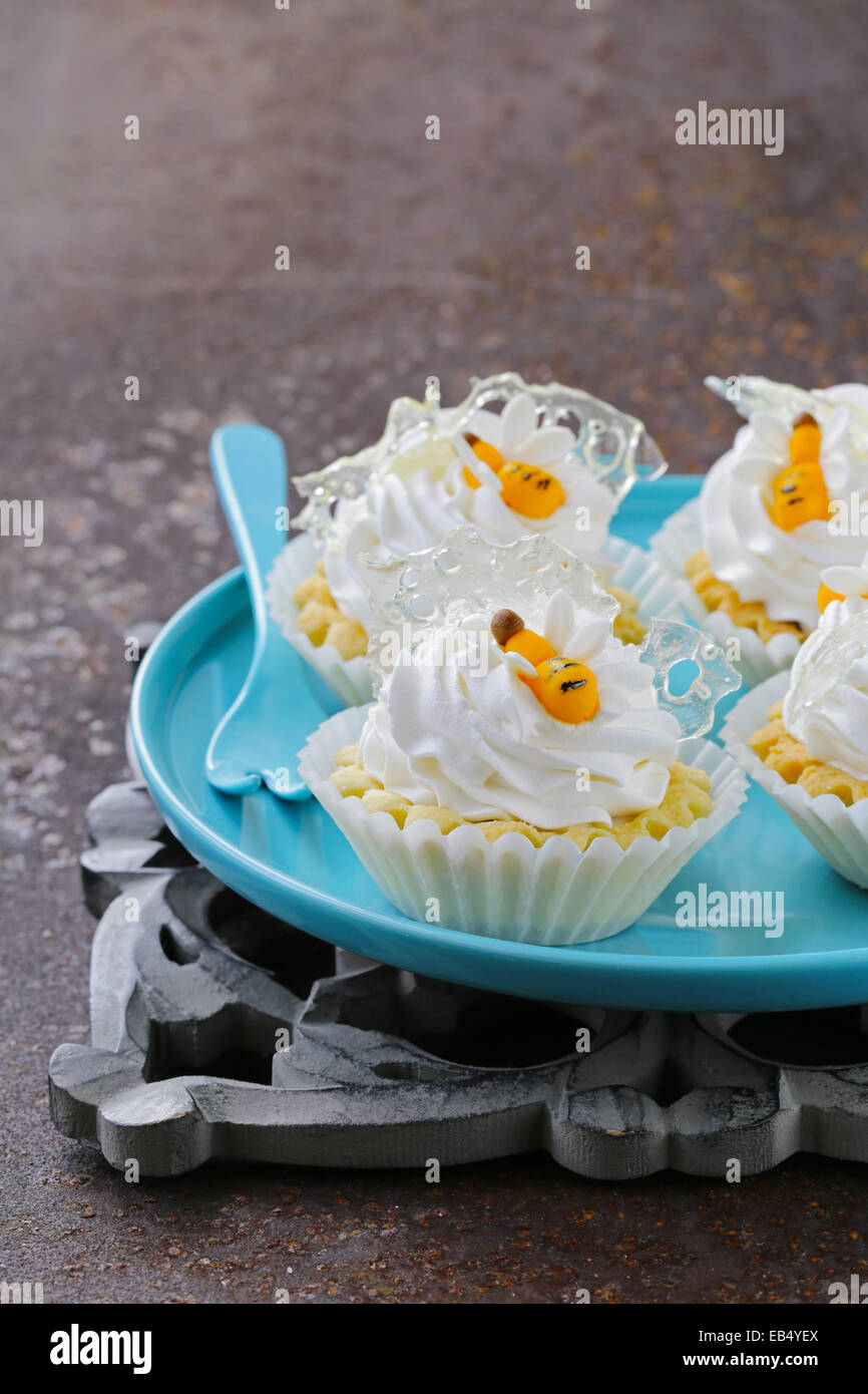 Dolce limone tortine con panna e miele Foto Stock