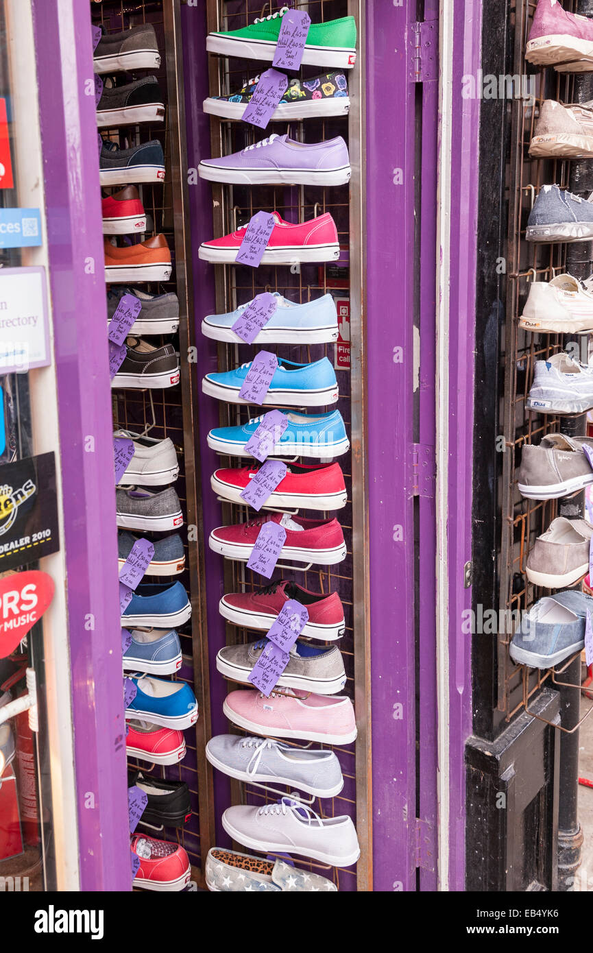 Scarpe per la vendita in un negozio di scarpe Negozio in Durham , Inghilterra , Inghilterra , Regno Unito Foto Stock
