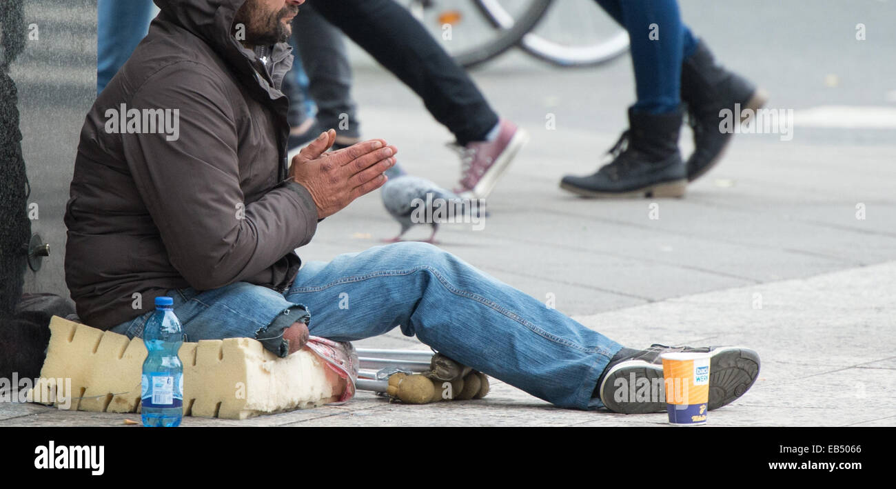 Un uomo cerca la carità in Frankfurt am Main, Germania, 26 novembre 2014. Cerca dopo i senzatetto durante le stagioni fredde pone nuove sfide per il comune. Foto: Boris Roessler/dpa Foto Stock