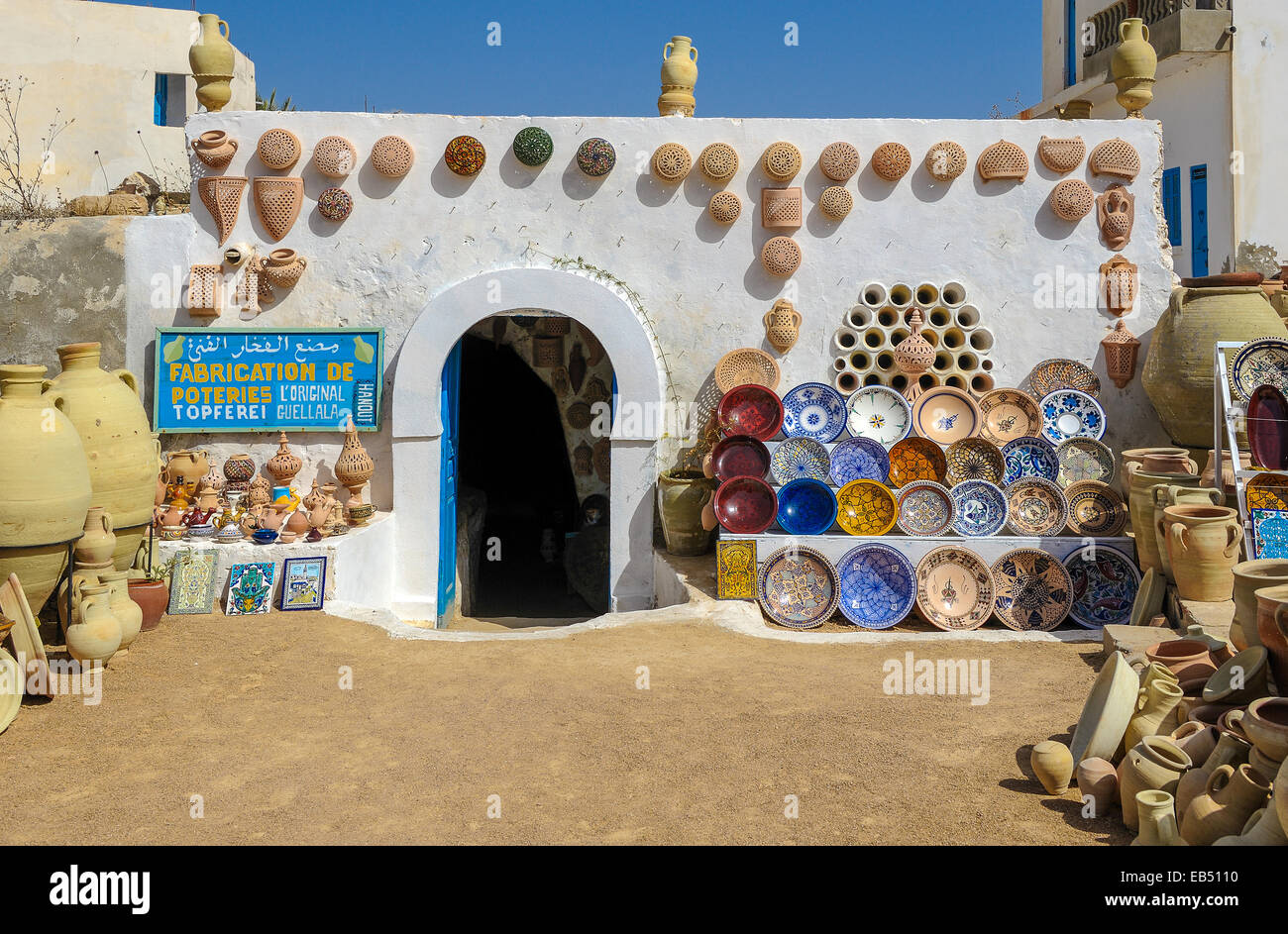Il sud della Tunisia Djerba,un negozio di ceramica Foto Stock