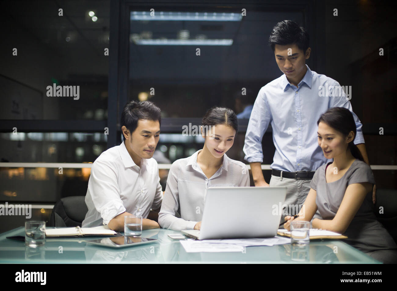 Young business persone che parlano in riunione Foto Stock