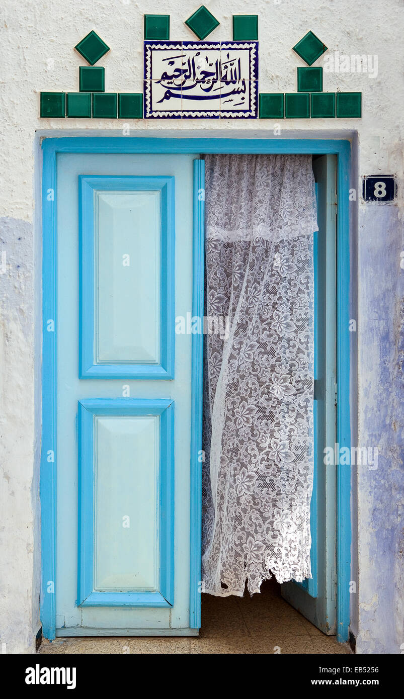Tunisia Hammamet, una porta di una casa tradizionale nella Medina Foto Stock