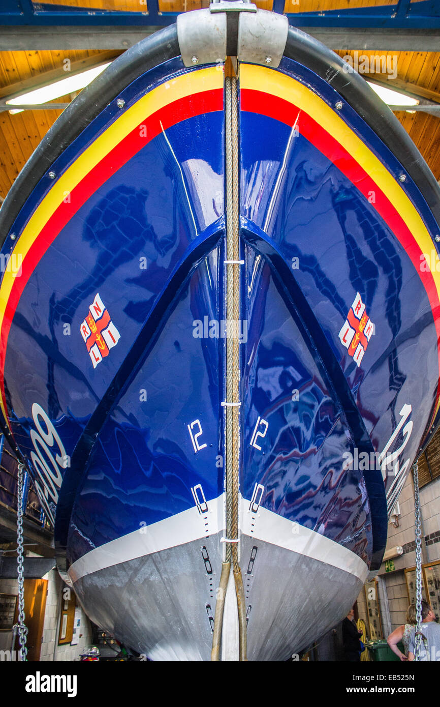 RNLI classe Mersey scialuppa di salvataggio bow situato nella stazione di salvataggio a St Ives in Cornovaglia. Foto Stock