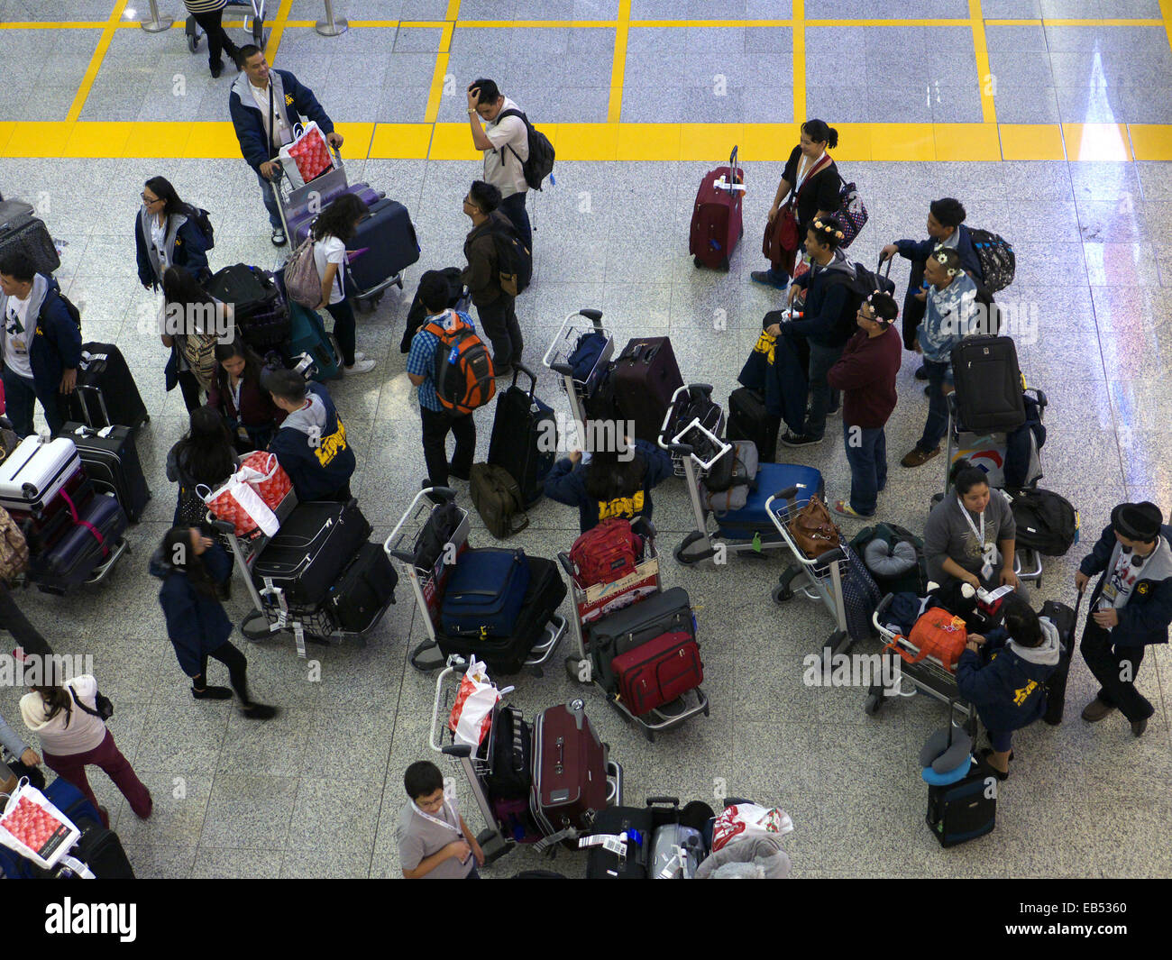Cina turisti cinesi all'aeroporto di Hong Kong Foto Stock