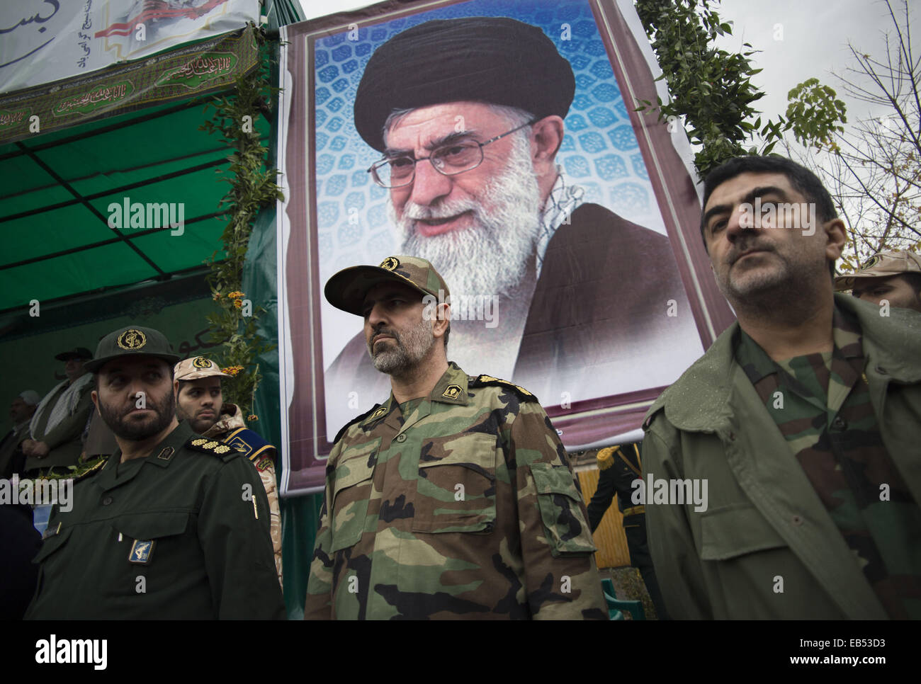 Tehran, Iran. 26 Nov, 2014. Novembre 26, 2014 - Teheran, Iran - Basij forza paramilitare comandanti sostare al di sotto di un ritratto di Iran del leader supremo Ayatollah Ali Khamenei durante un rally per contrassegnare il Basij settimana nel centro di Teheran. Morteza Nikoubazl/ZUMAPRESS Credito: Morteza Nikoubazl/ZUMA filo/Alamy Live News Foto Stock