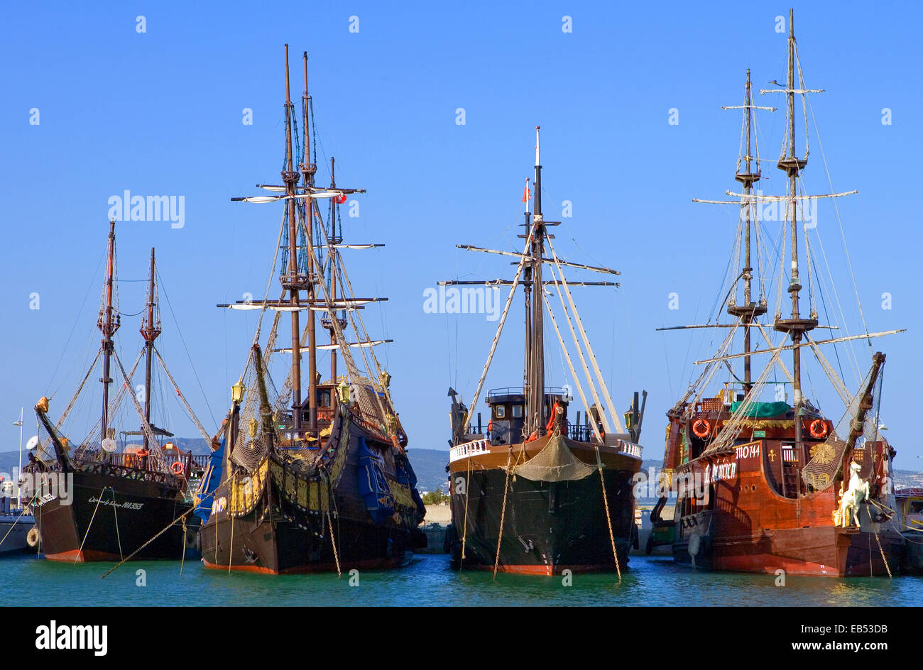 Tunisia Hammamet, vecchi galeoni in mare zona turistica di Yasmine Foto Stock